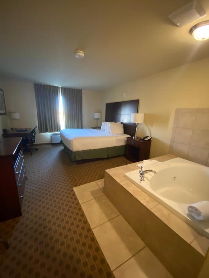 Cobblestone Hotel & Suites - Broken Bow Exterior photo